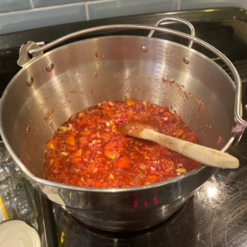 Making tomato chutney